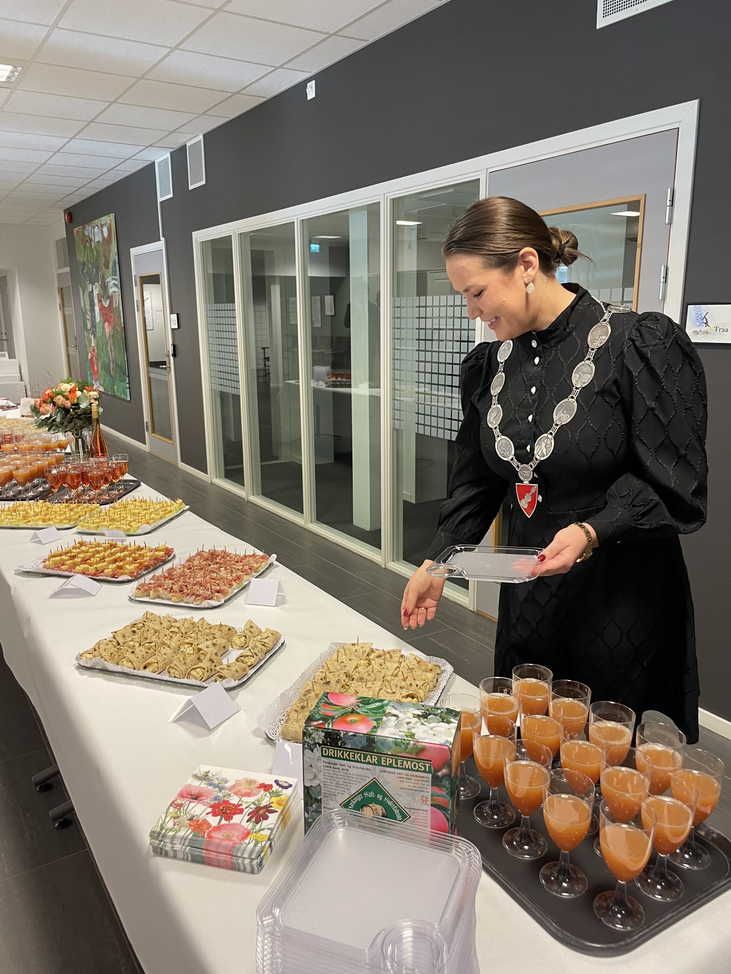Ordførar Tone Såkvitne ved tapasbord