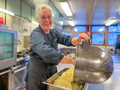 Kokk og rettleiar Ingvild Flatabø står og lager mat. Foto: Avisa Hordaland.