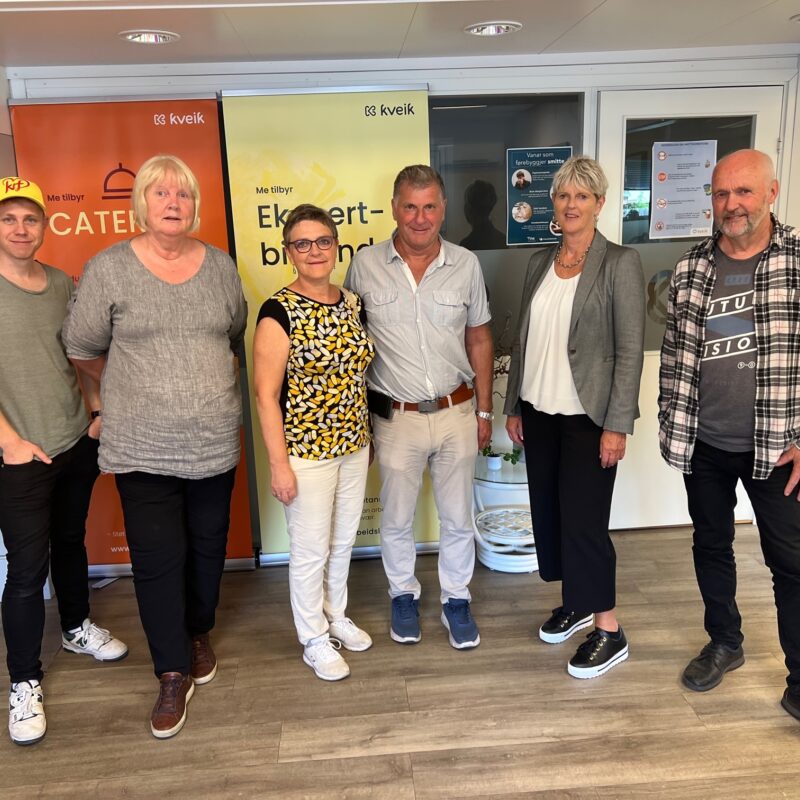 Foto av dei ansatte i Kveik ved sidan av Fylkes- og heradspolitikarar frå KRF. Bilete er tatt inne på kontora til Kveik. Frå venstre: Jon Olav Økland, Irene Skjervheim, Trude Brosvik, Øystein Måkestad, Turid Midthun og Arne Normann