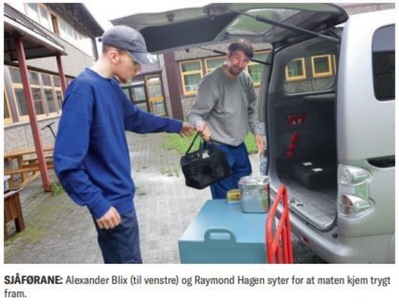 Alexander og Raymond laster middagen inn i bilen klar for utkøyring til Velferden