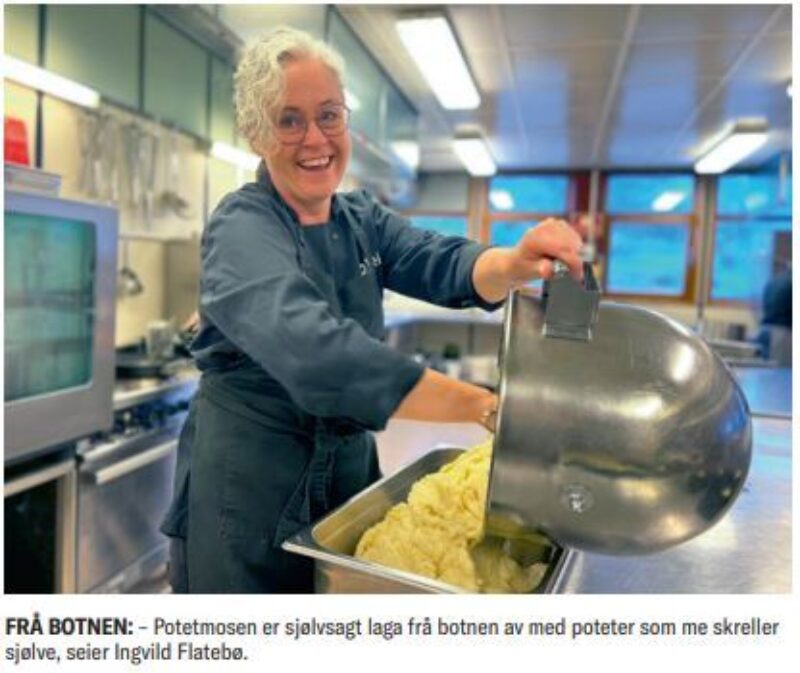 Kokken Ingvild ved Kveik catering lagar potetmos til middagen som skal til velferden