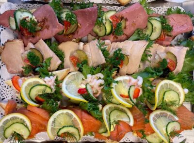 Fat med utval av snittar. Pålegg er roastbeef, svinesteik, reker og laks med eggerøre