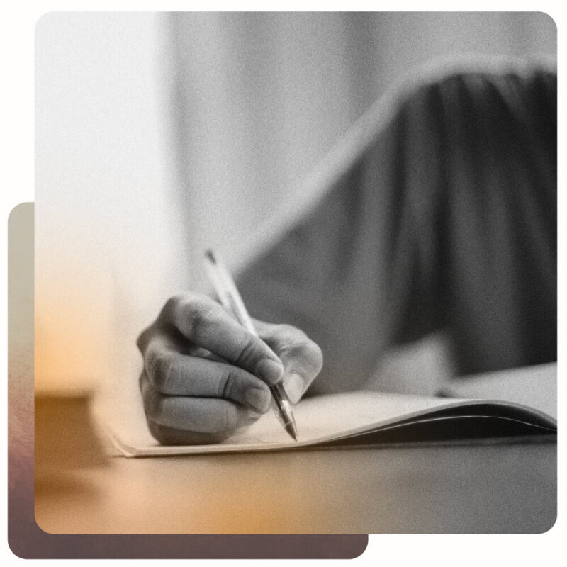 Et bilde av et menneske som skriver viser noe av det man kan gjøre på Avklaring. Bildet er i sort og hvit med en oransj gradering. Bak bildet er en brun dekorativ kant.